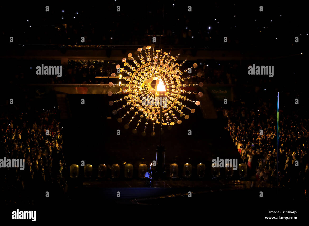 Le Cauldron olympique est éclairé lors de la cérémonie d'ouverture des Jeux paralympiques de Rio de 2016 à Maracana, au Brésil. APPUYEZ SUR ASSOCIATION photo. Date de la photo: Mercredi 7 septembre 2016. Le crédit photo devrait se lire comme suit : Adam Davy/PA Wire. Banque D'Images