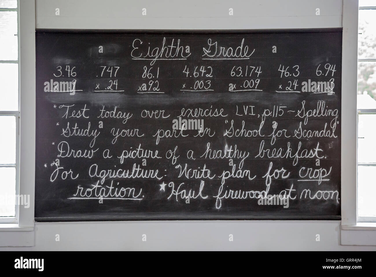 Hastings, Michigan - Leçons pour la 8 e année sur le tableau noir à l'école Lee, une petite école. Banque D'Images