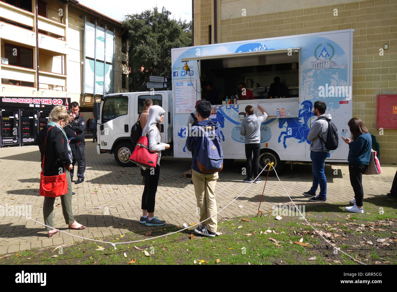 Les élèves manger kebabs de camion alimentaire sur le campus de l'Université de Western Australia, Perth. Pas de monsieur ou PR Banque D'Images