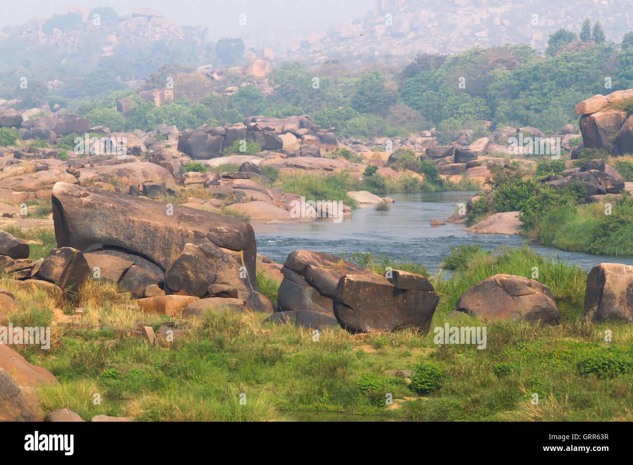 Village de Hampi Tungabhadra river meadow. Paysage avec de l'eau, palm, rock, des pierres. L'Inde, Karnataka Banque D'Images