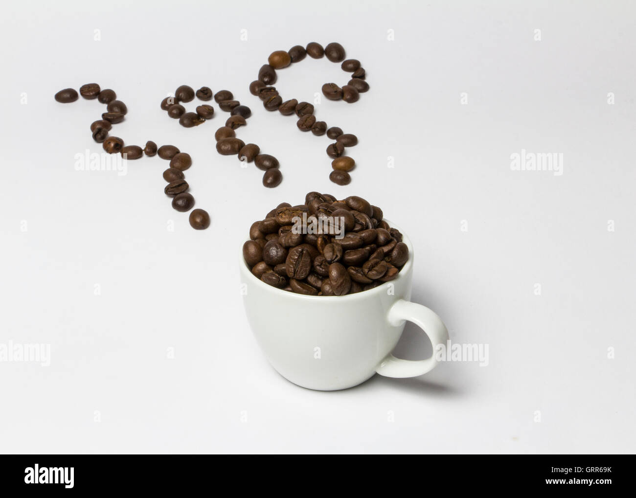 Tasse de café remplie de grains de café et de la vapeur, faite avec des grains de café venant d'elle. Créatif, original. Banque D'Images