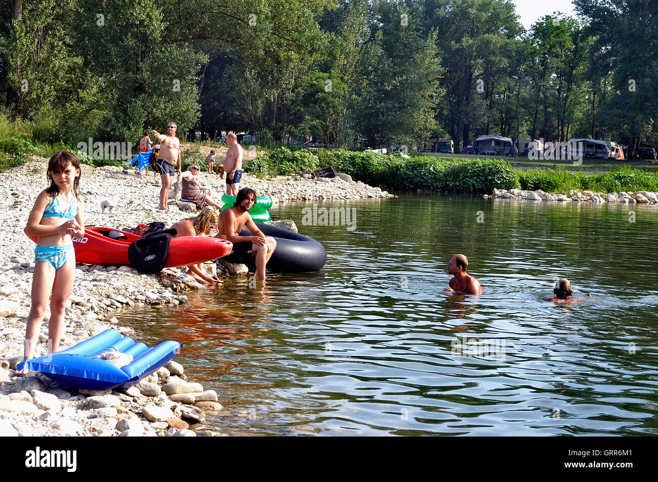 La plage sur la rivière d'un camping français dans le département du Gard Banque D'Images