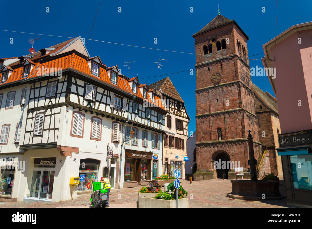 France, Bas Rhin (67), ville de Saverne, rue Grande et église notre