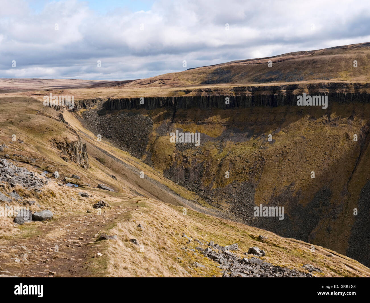 Tasse haute Nick à la tête de coupe élevée, une vallée glaciaire Gill dans les Pennines, montrant les sections exposées de Whin Sill dolérite Banque D'Images