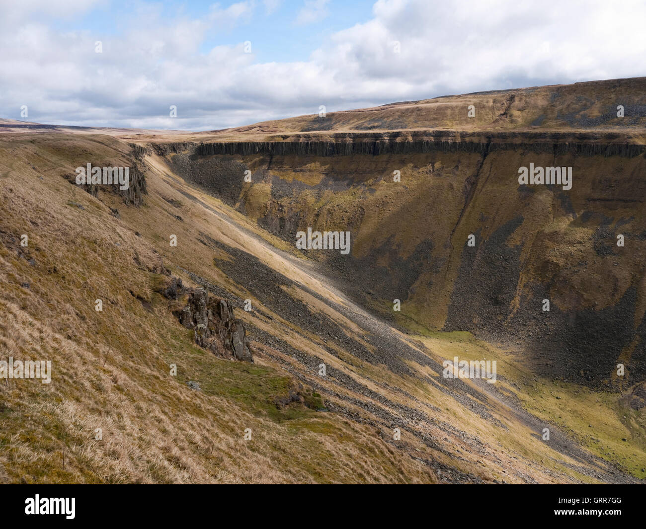 Tasse haute Nick à la tête de coupe élevée, une vallée glaciaire Gill dans les Pennines, montrant les sections exposées de Whin Sill dolérite Banque D'Images