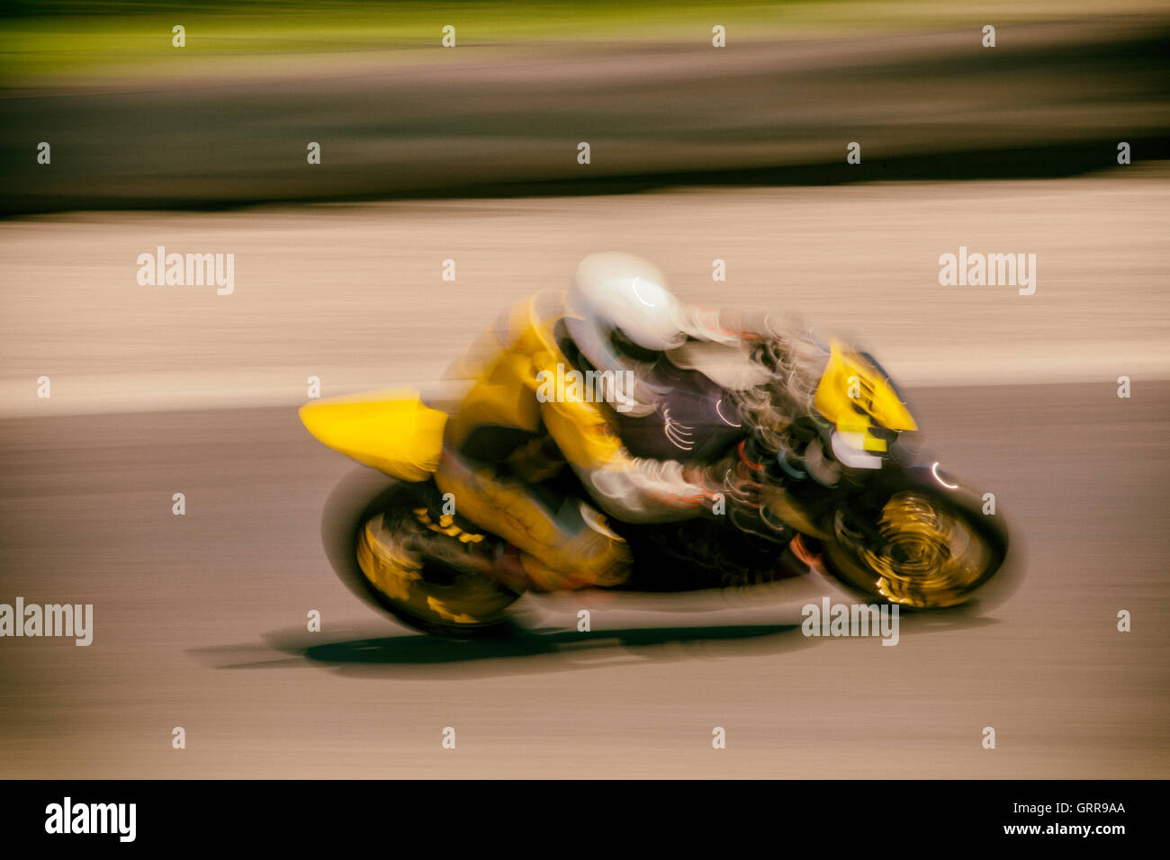 L'image stéréo et de photos floues de motocyclistes lors d'une journée circuit équestre sur la piste de course de Mondello Park, dans le comté de Kildare, Irlande Banque D'Images