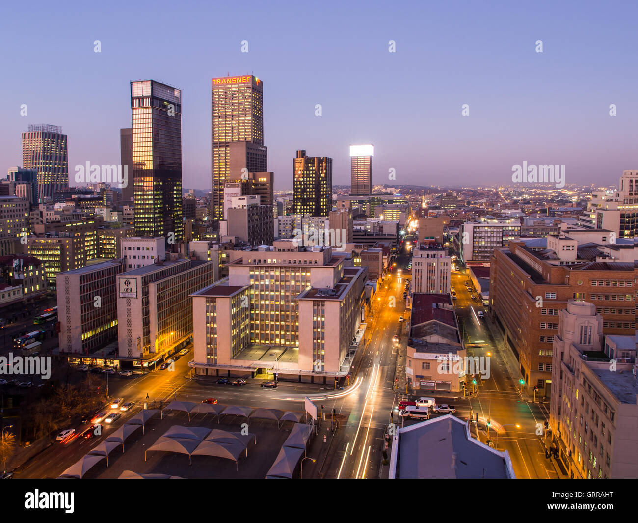 La ville de Johannesburg par nuit vu depuis le toit de l'un des immeubles dans le quartier des affaires. Banque D'Images
