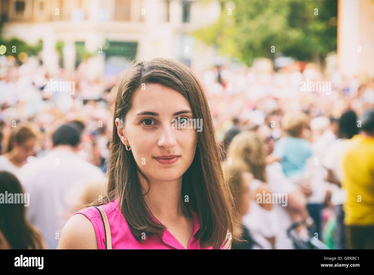 Cute Girl Portrait avec foule de gens en arrière-plan Banque D'Images