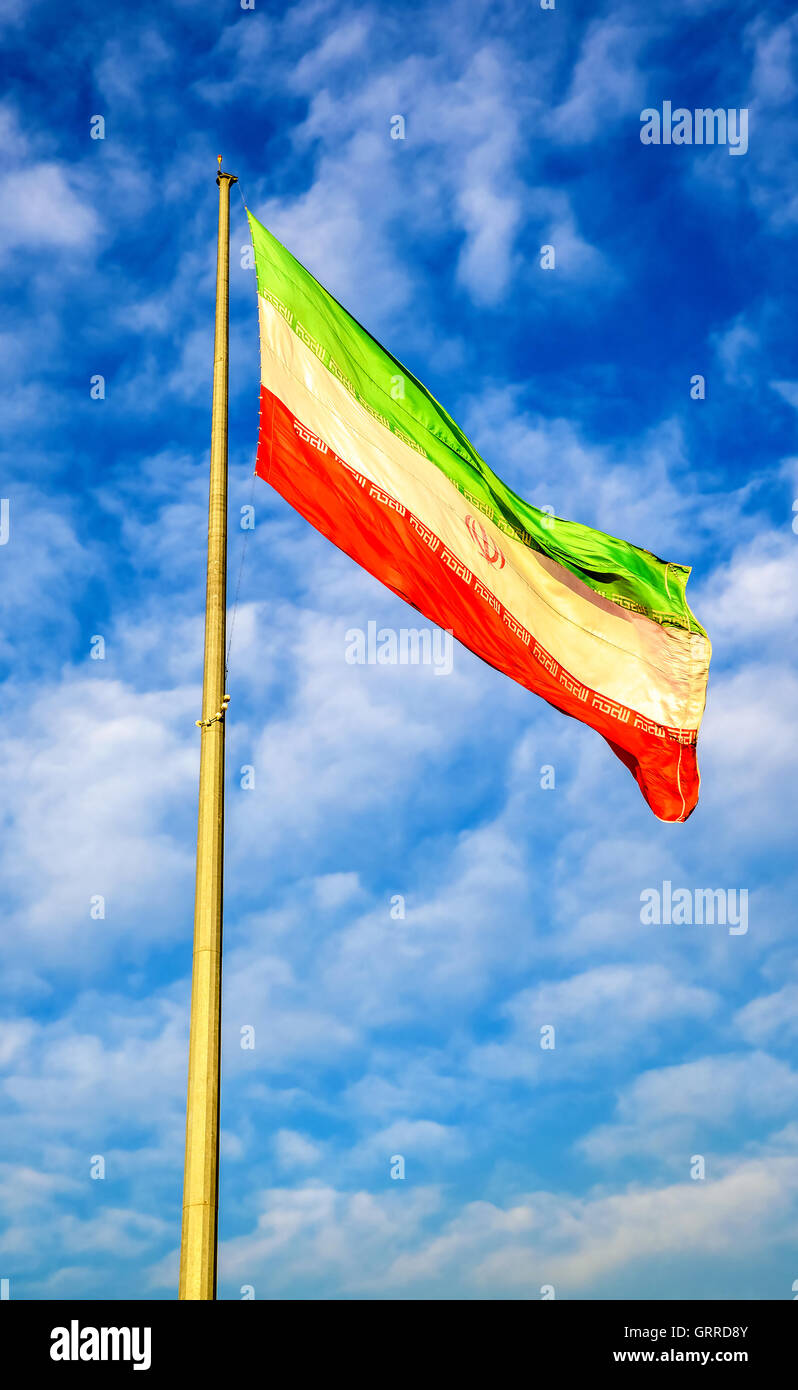 Drapeau de l'Iran contre le ciel bleu Banque D'Images