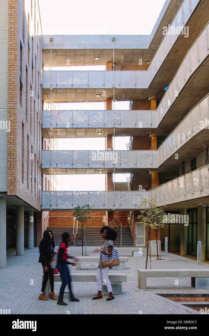 Cour intérieure de la résidence principale. Sol Plaatjie, Université C001, Kimberley, Afrique du Sud. Architecte : Activer les architectes, 2016. Banque D'Images