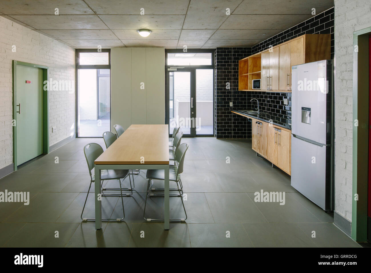 Cuisine commune équipée d'un groupe de residence rooms. Sol Plaatjie, Université C001, Kimberley, Afrique du Sud. Architecte : Activer les architectes, 2016. Banque D'Images