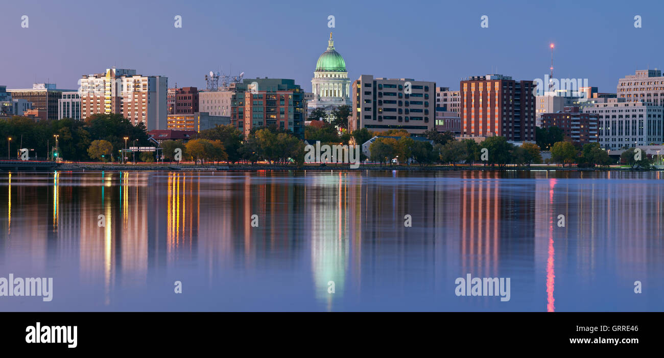 Décor de Madison avec un lac et de grands immeubles de bureaux. Image panoramique de Madison (Wisconsin) au crépuscule. Banque D'Images