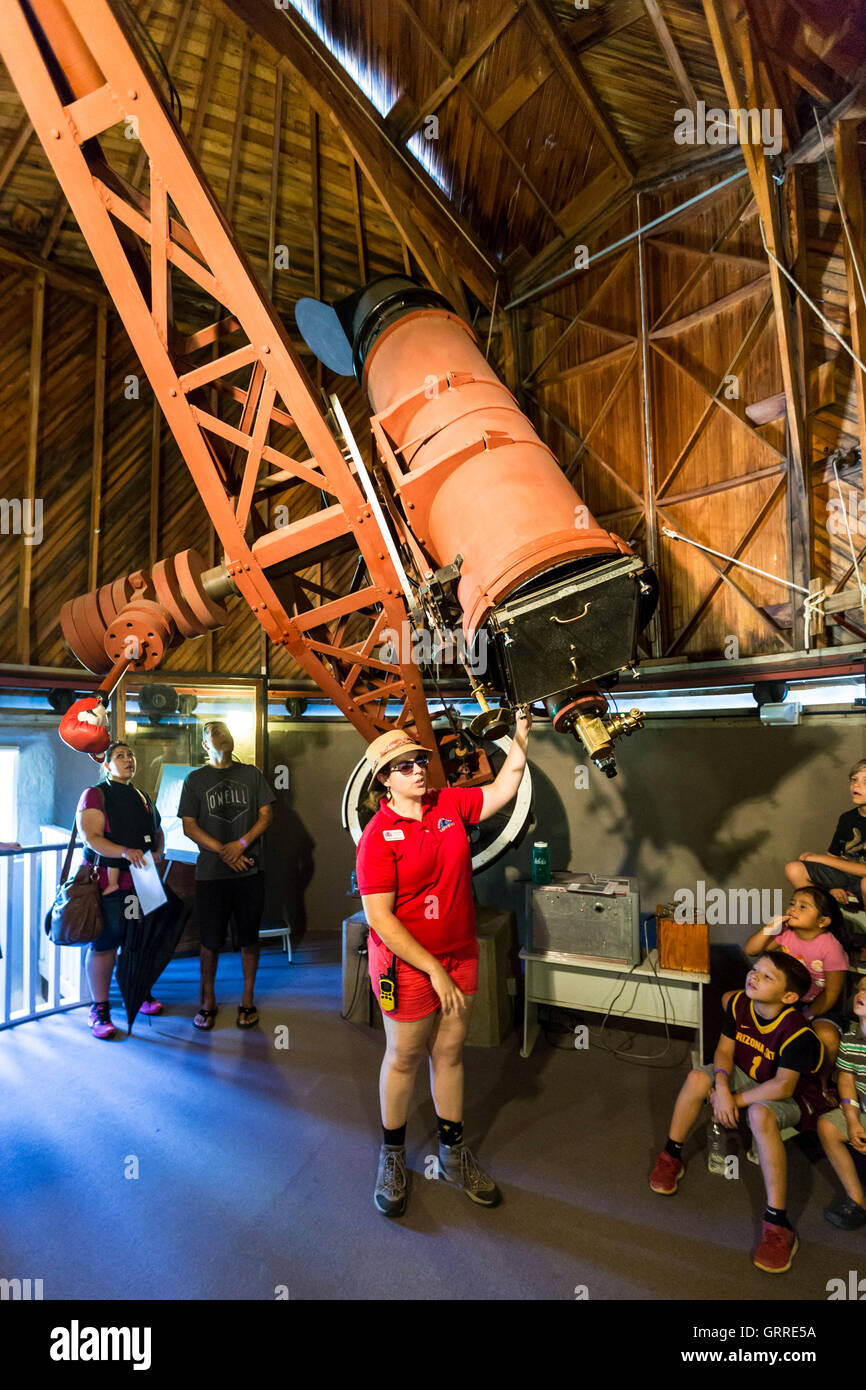 Flagstaff, Arizona - Un guide les visiteurs de l'Observatoire Lowell à propos de la 13 pouces astrograph dans le dôme du télescope de Pluton. Banque D'Images