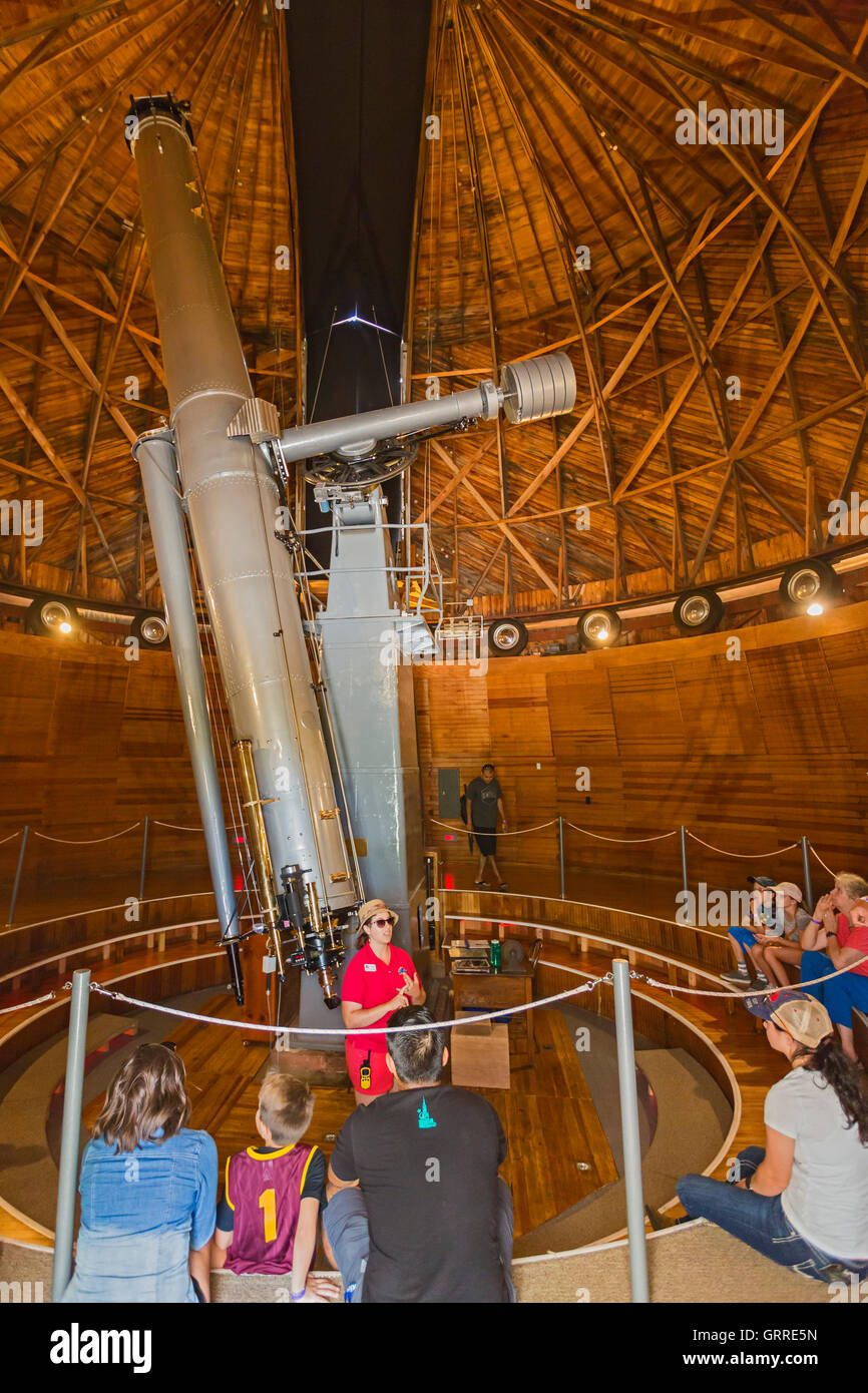 Flagstaff, Arizona - Un guide pour les visiteurs sur les pourparlers Clark Telescope à l'Observatoire Lowell. Banque D'Images