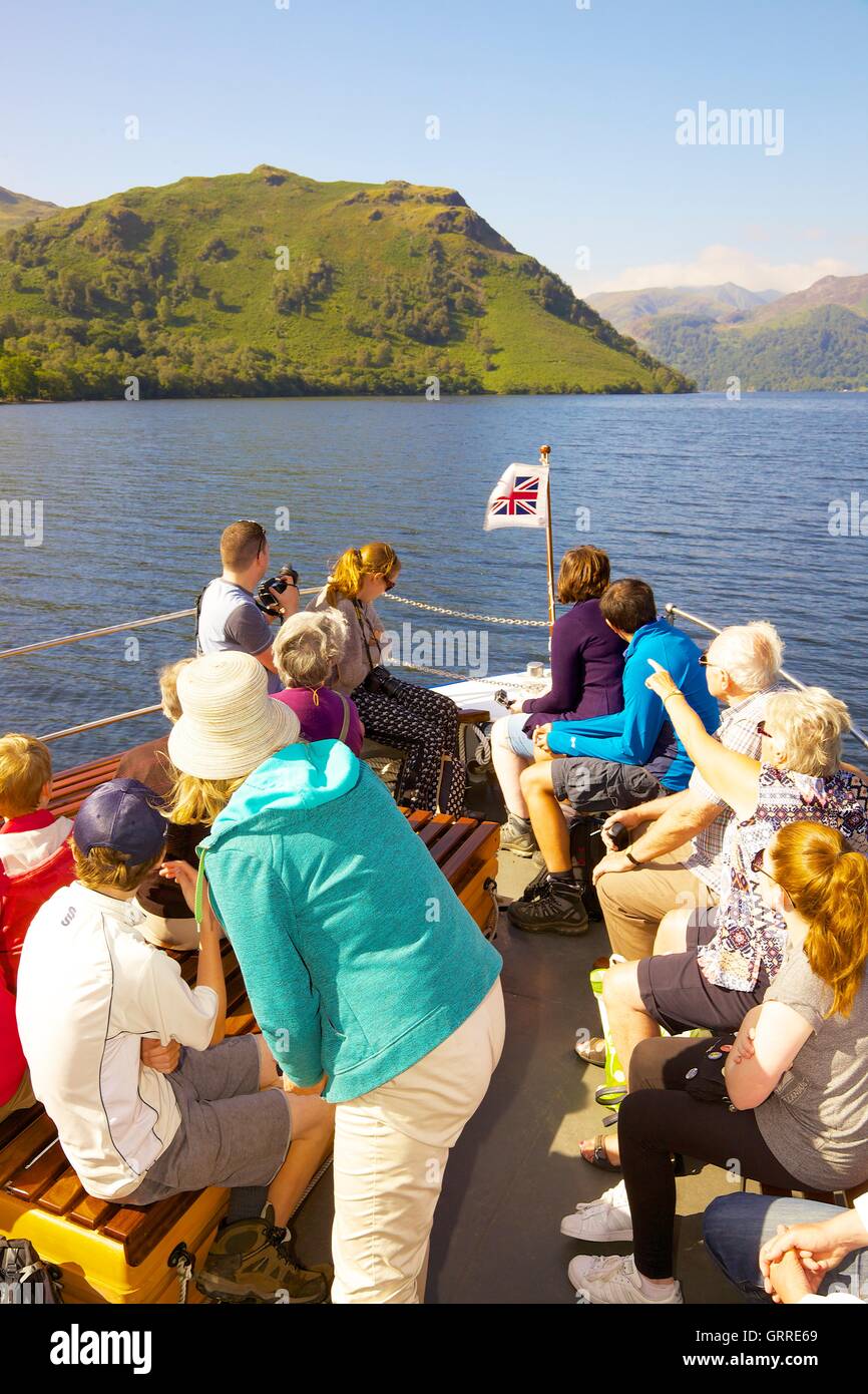 Les touristes profitant d'une croisière à bord de l'arc d'Ullswater Steamers. Ullswater, Penrith, le Parc National du Lake District, Cumbria. Banque D'Images