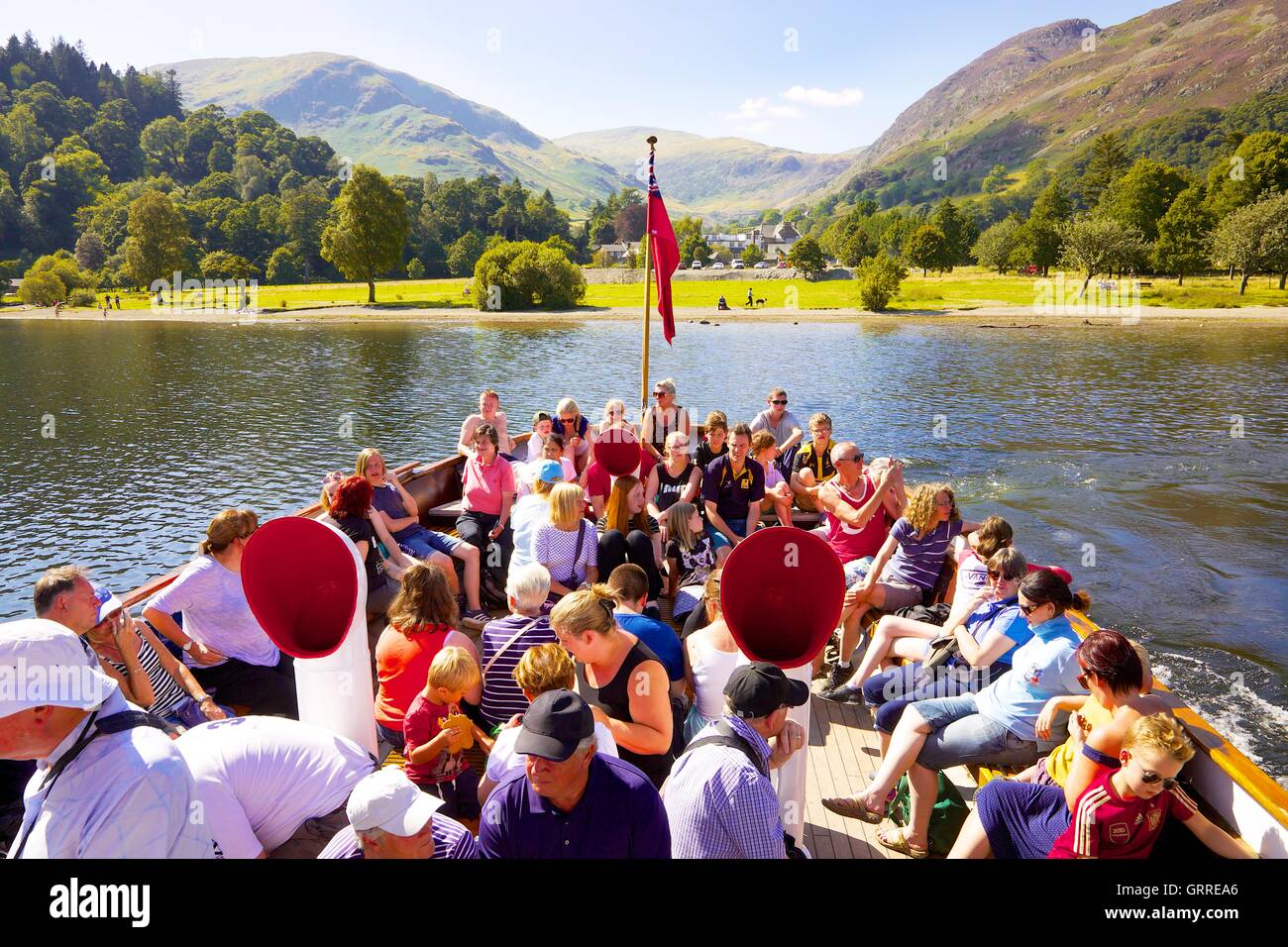 Les touristes profitant d'une croisière à bord de la poupe d'Ullswater Steamers M Y Raven. Shap, Ullswater, Penrith, le Lake District Banque D'Images