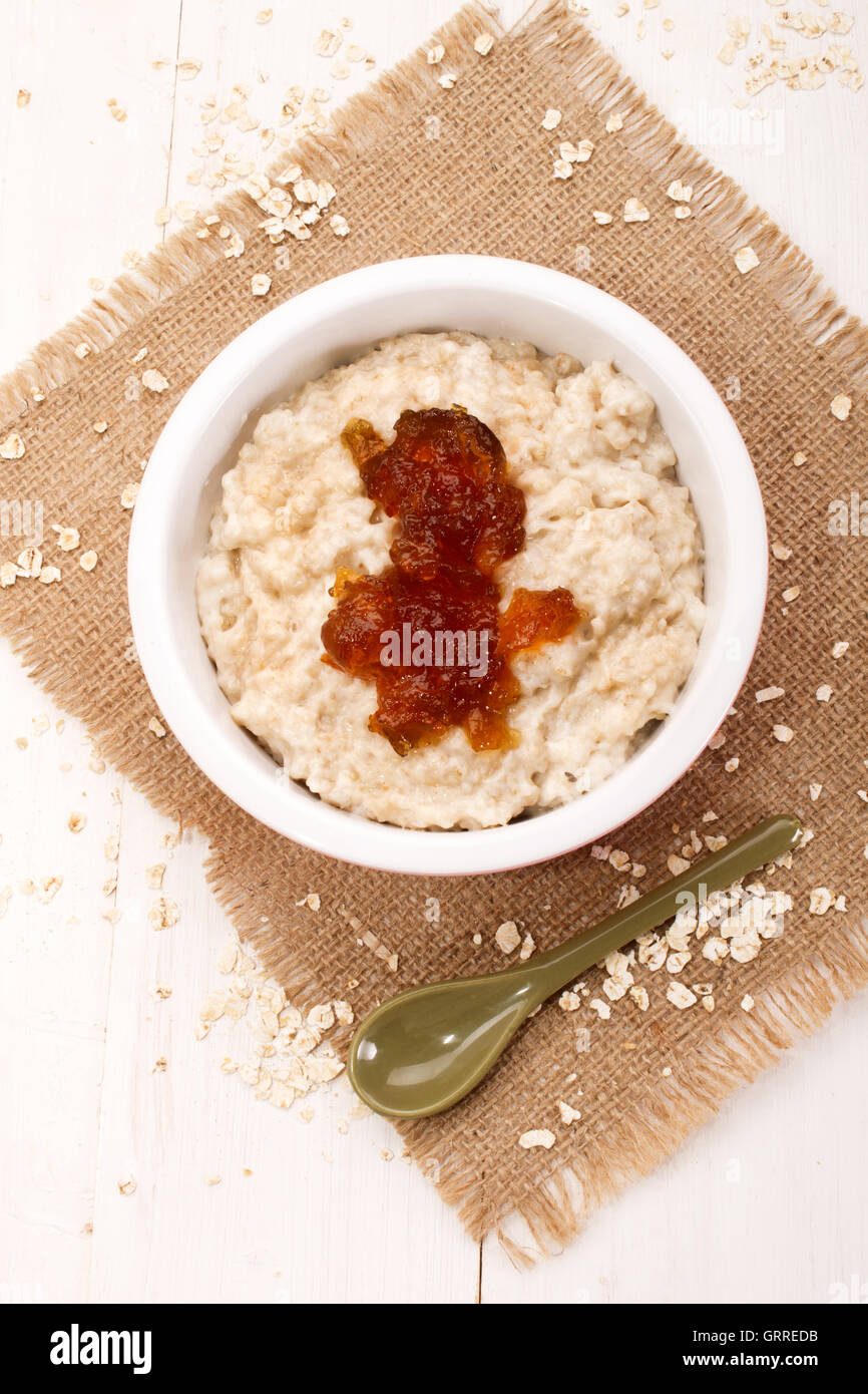 Petit-déjeuner écossais avec porridge et d'épaisseur couper la marmelade d'orange dans un bol blanc Banque D'Images