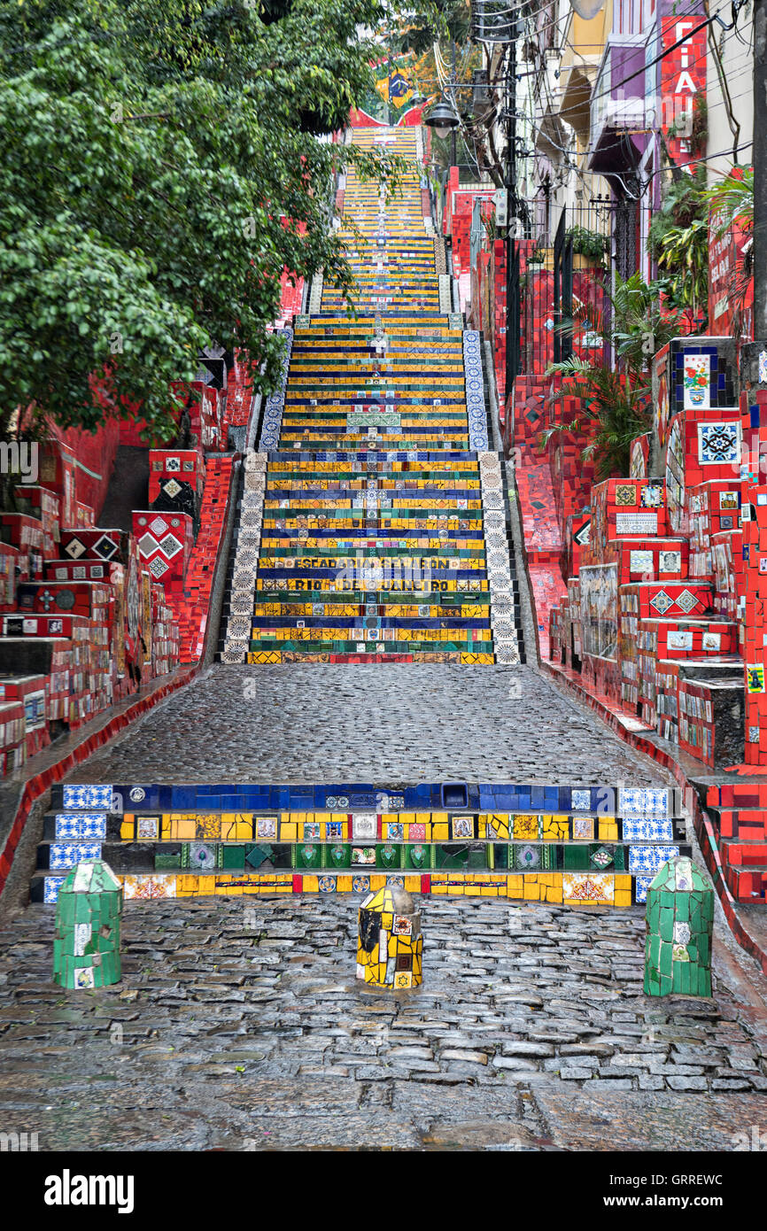 L'Escadaria Selaron ou escalier Selarón, travail d'art public faite à partir de milliers de mosaïque mosaïque situé dans un escalier entre les quartiers de Lapa et Santa Teresa à Rio de Janeiro, Brésil. Les étapes sont une création et l'action de l'artiste chilien Jorge Selaron. Banque D'Images