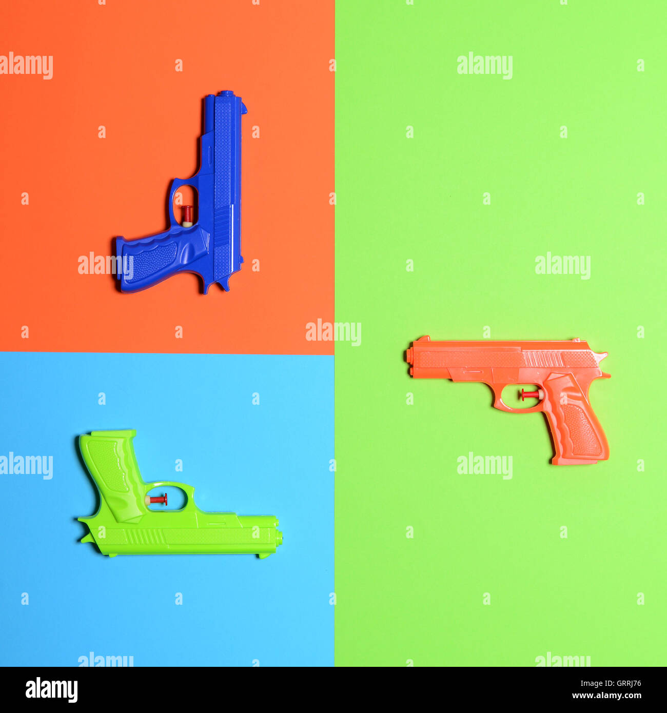 Pistolets jouets sur fond coloré - minimaliste avec vue de dessus Banque D'Images