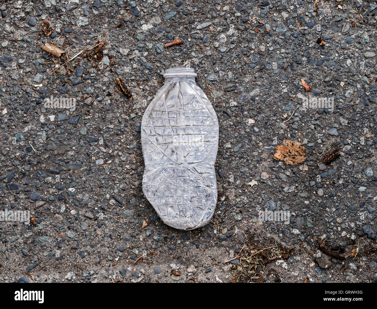 Bouteille de plastique écrasé litière city street Banque D'Images