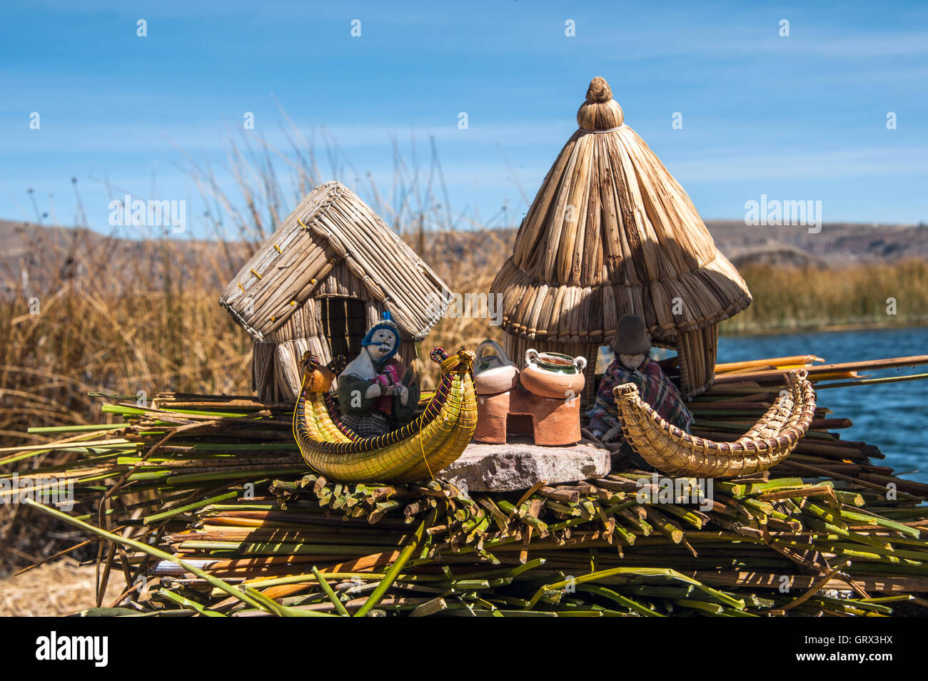 Souvenir de reed sur les îles flottantes du lac Titicaca, le Pérou, Amérique du Sud Banque D'Images