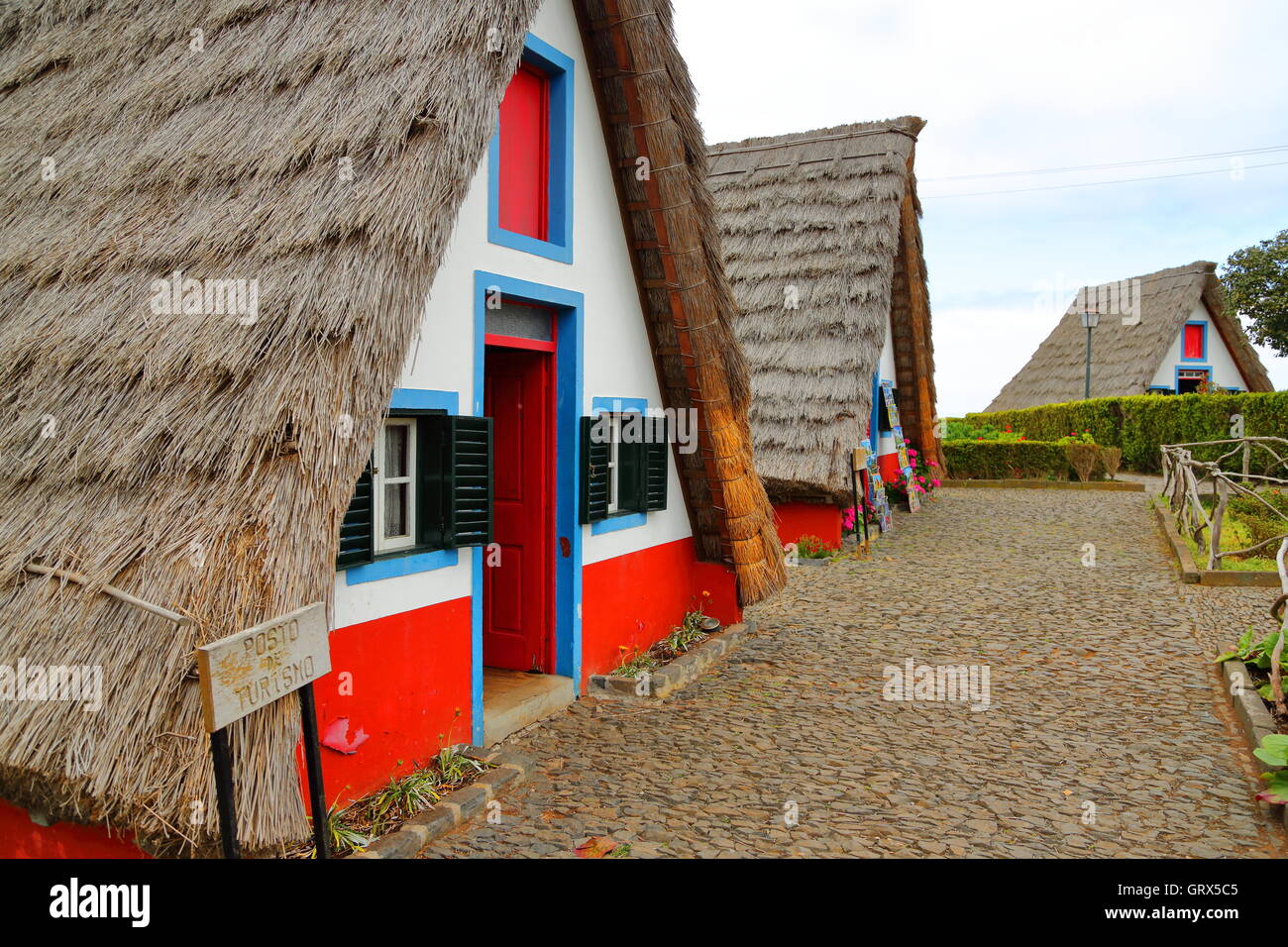 Maisons typiques de Santana dans le nord de l'île portugaise de Madère Banque D'Images