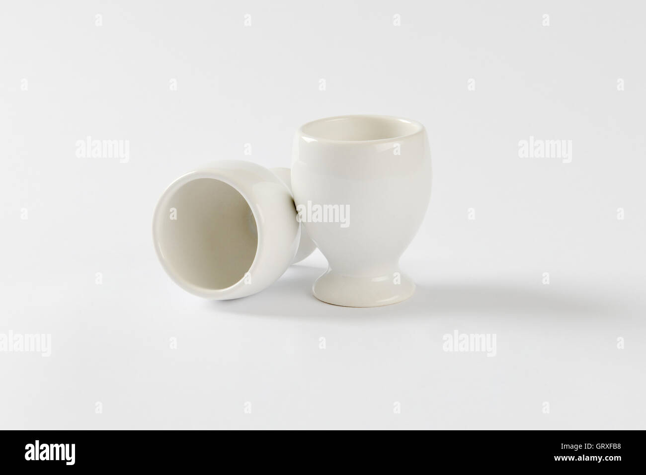 Deux tasses d'oeufs en porcelaine blanche vide Banque D'Images