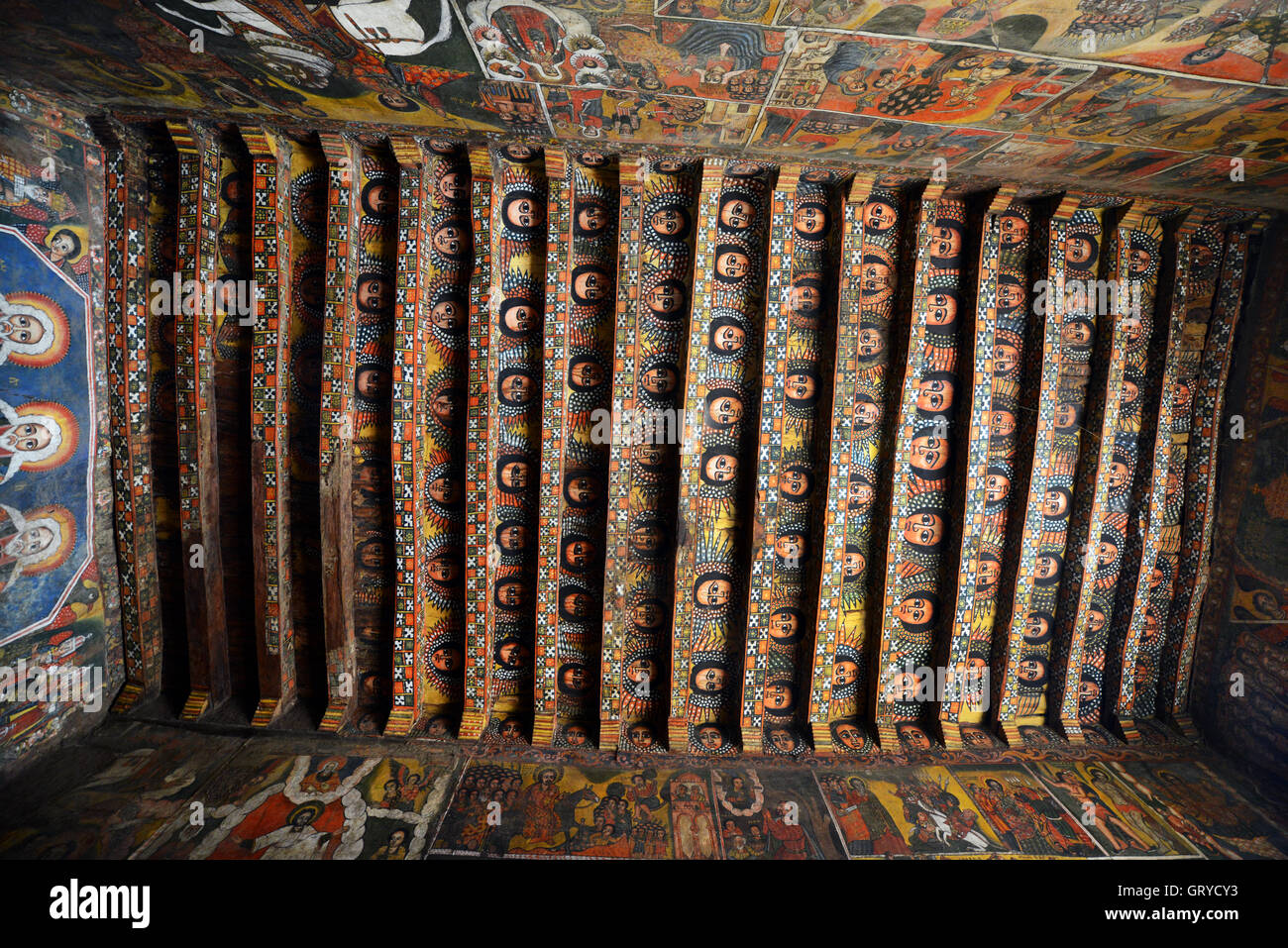 Des centaines d'anges peinture plafond à l'intérieur de l'église Debre Birhan Selassie à Gondar. Banque D'Images