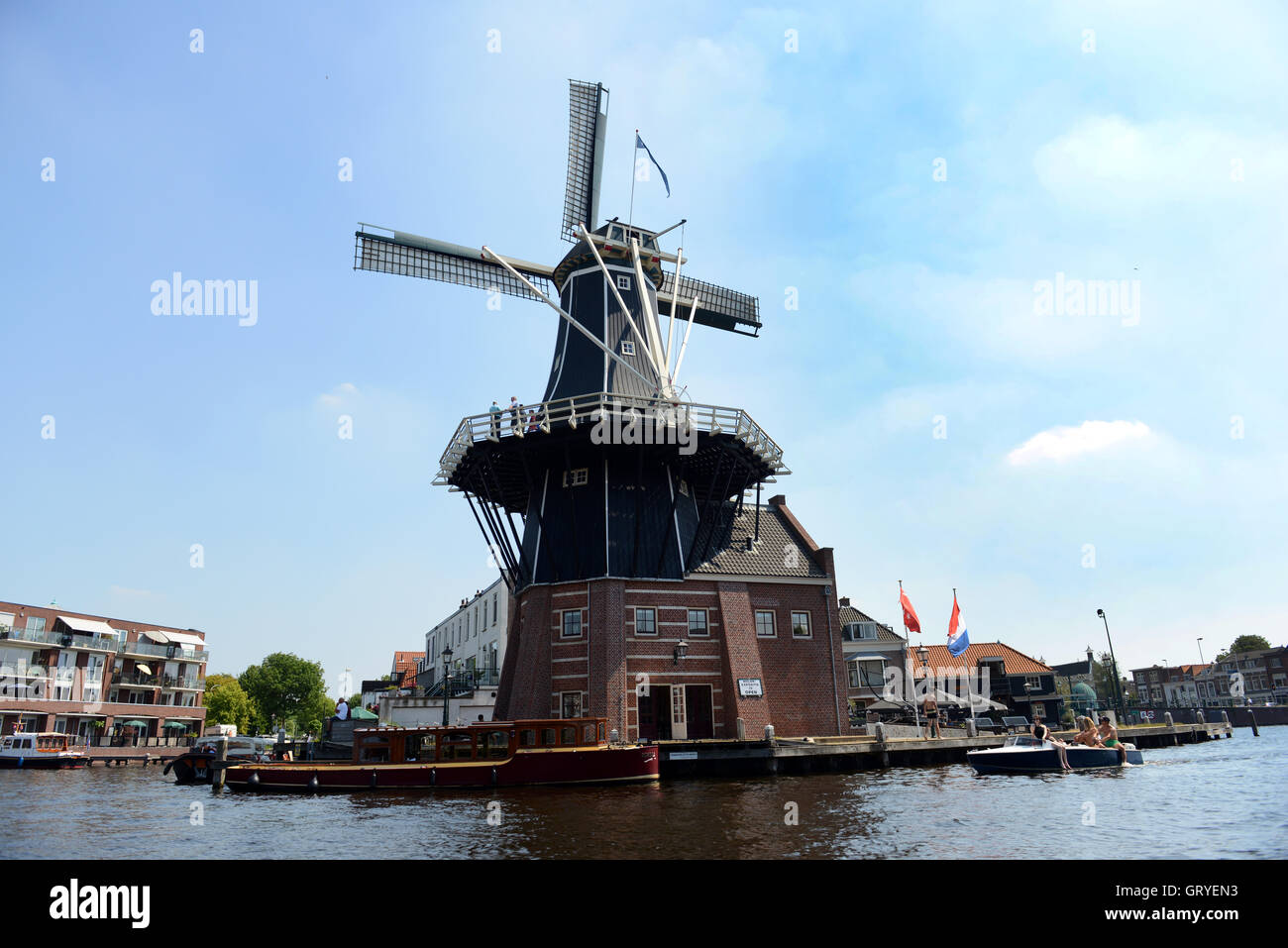 De Adriaan est un moulin à vent aux Pays-Bas qui a brûlé en 1932 et a été reconstruit en 2002. Banque D'Images