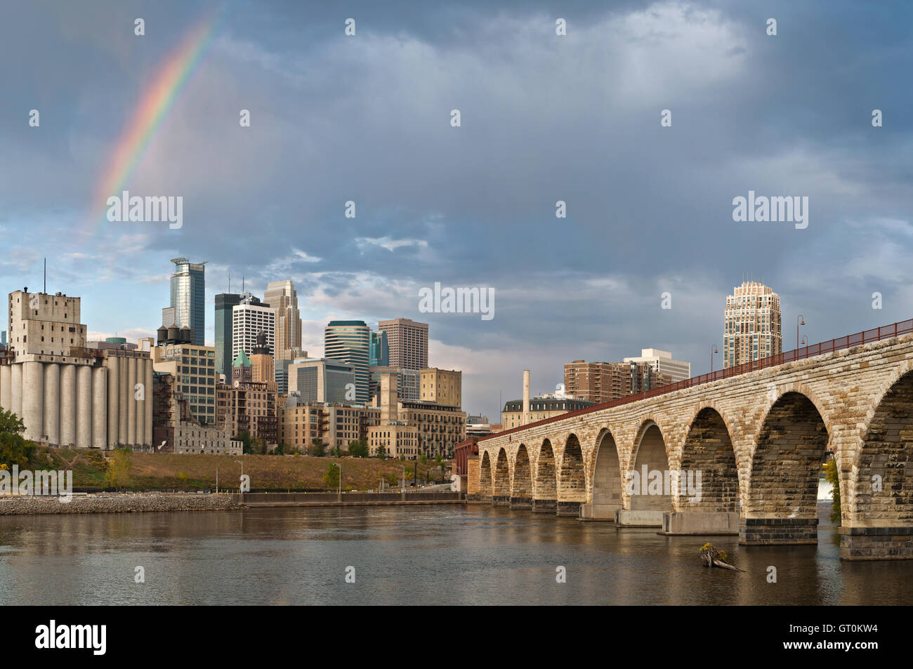 Minneapolis. Image de la ville de Minneapolis dans la matinée avec arc-en-ciel. Banque D'Images