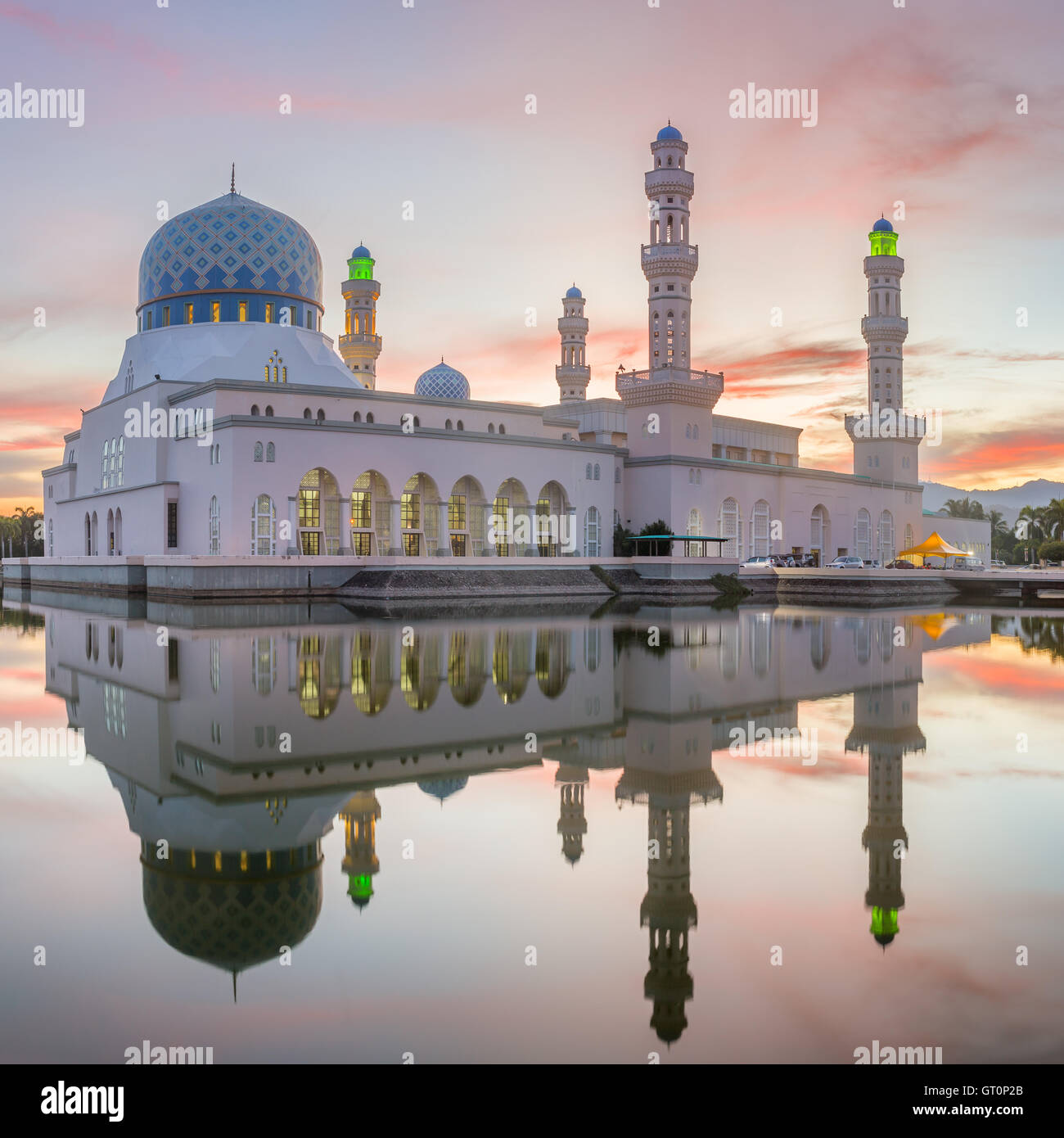La mosquée de la ville de Kota Kinabalu (La Mosquée flottante) ou Masjid Bandaraya Kota Kinabalu Banque D'Images