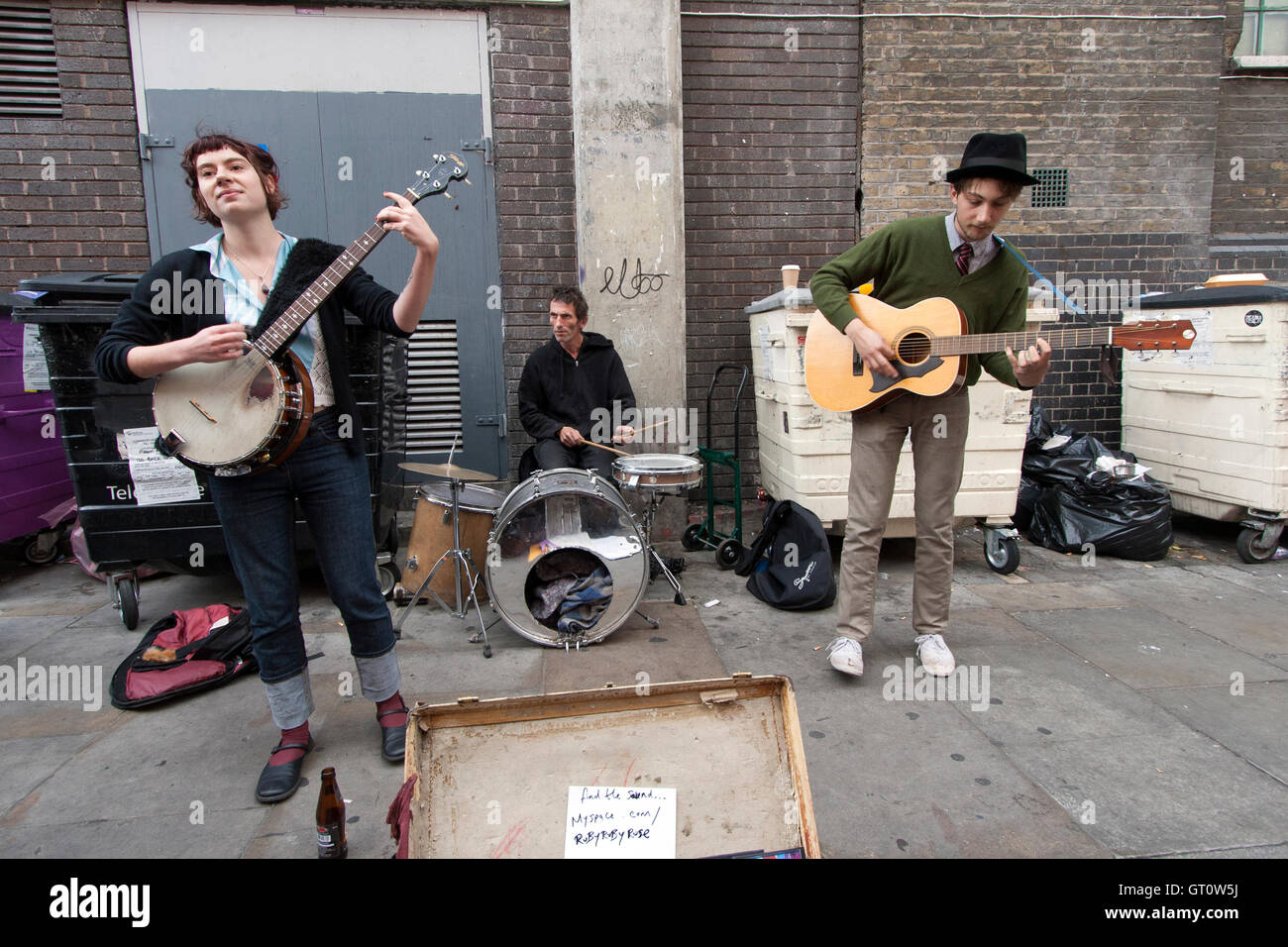 Les amuseurs publics jouant sur une rue, Brick Lane, Londres Banque D'Images