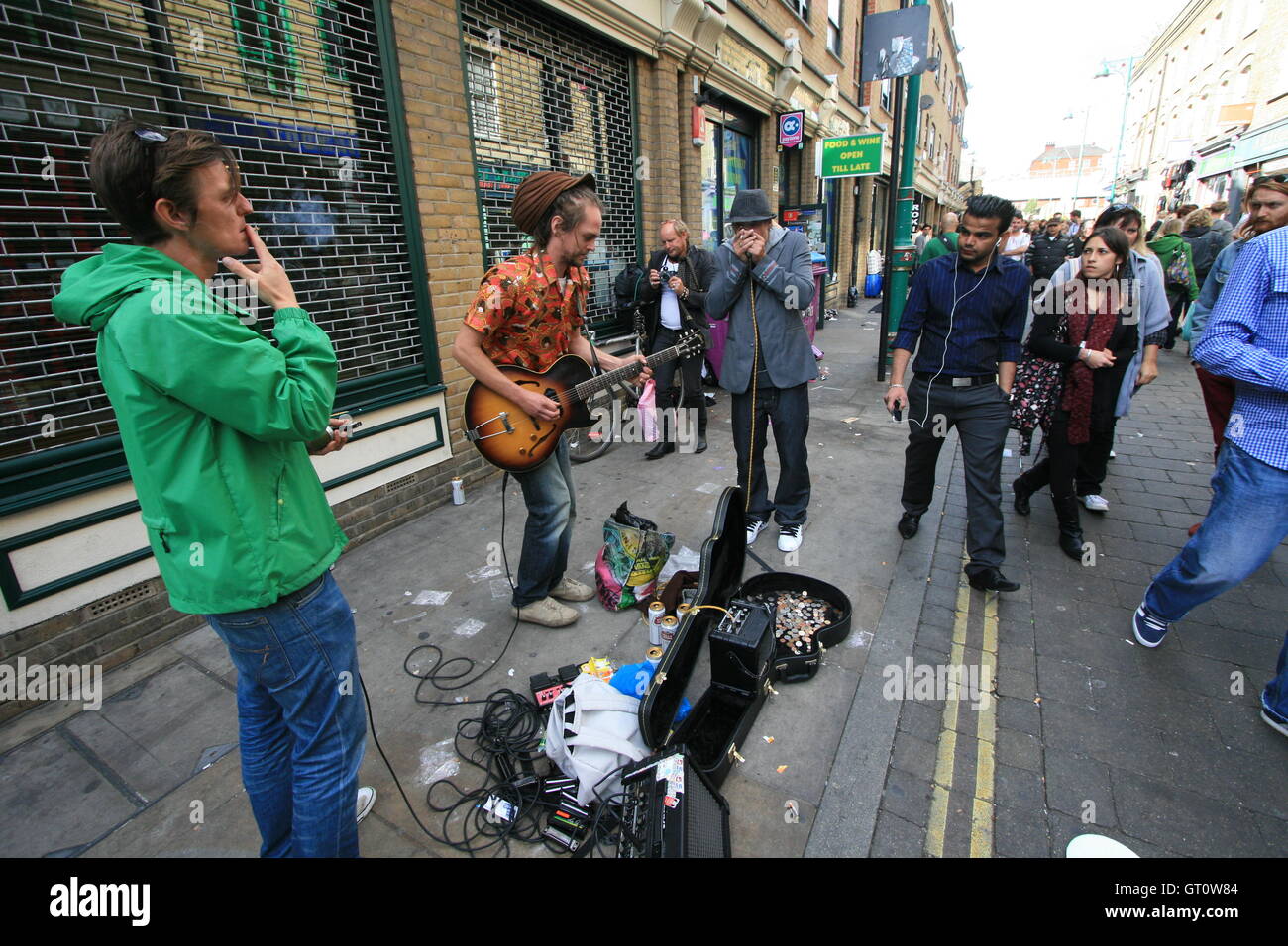 Les amuseurs publics jouant sur une rue, Brick Lane, Londres Banque D'Images