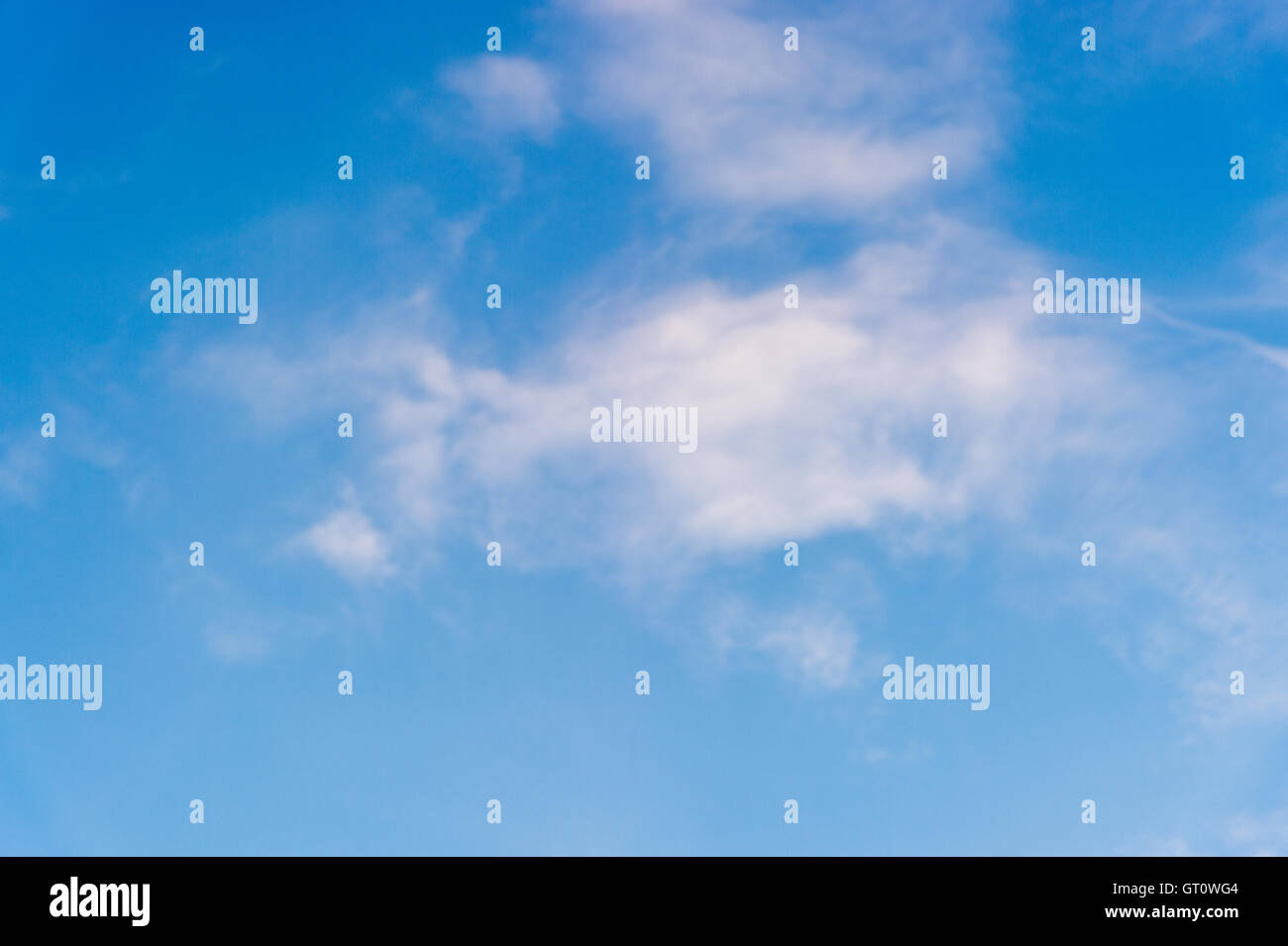 Ciel bleu avec des nuages de fond Banque D'Images