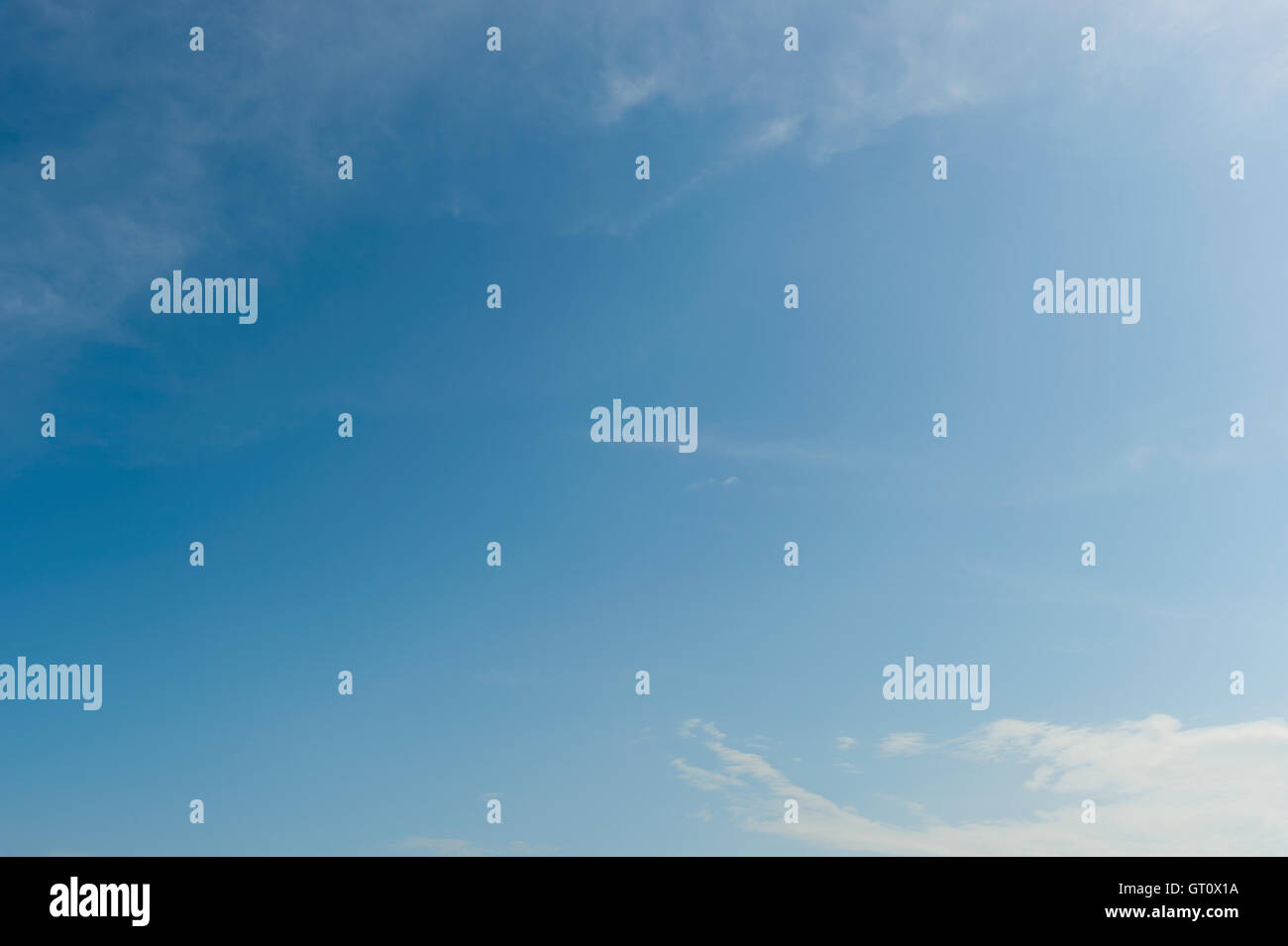 Ciel bleu avec des nuages de fond Banque D'Images