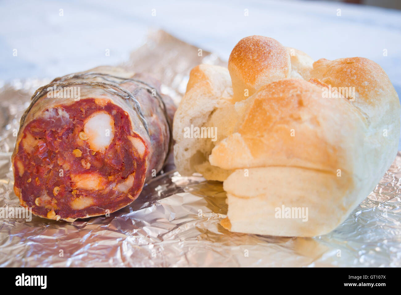 Snack rapide avec salami soppressata et pain rouleau Banque D'Images