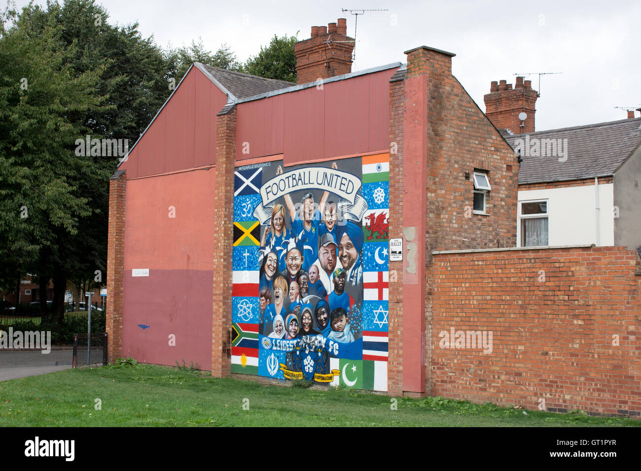 Une fresque peinte sur le côté d'une maison à Tudor Road Leicester représentant football mondial Banque D'Images
