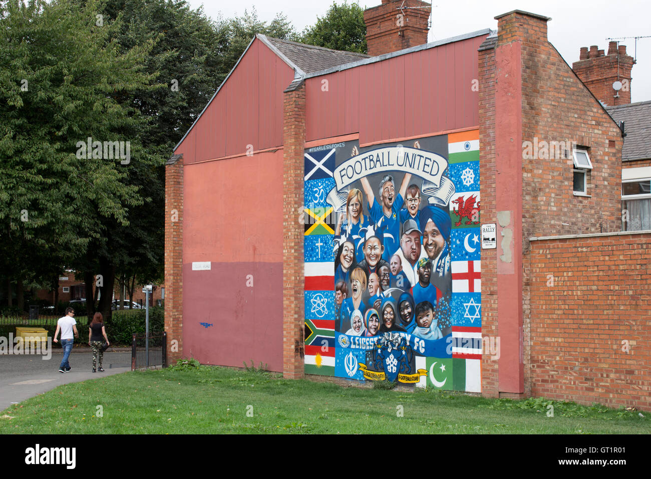 Une fresque peinte sur le côté d'une maison à Tudor Road Leicester représentant football mondial Banque D'Images