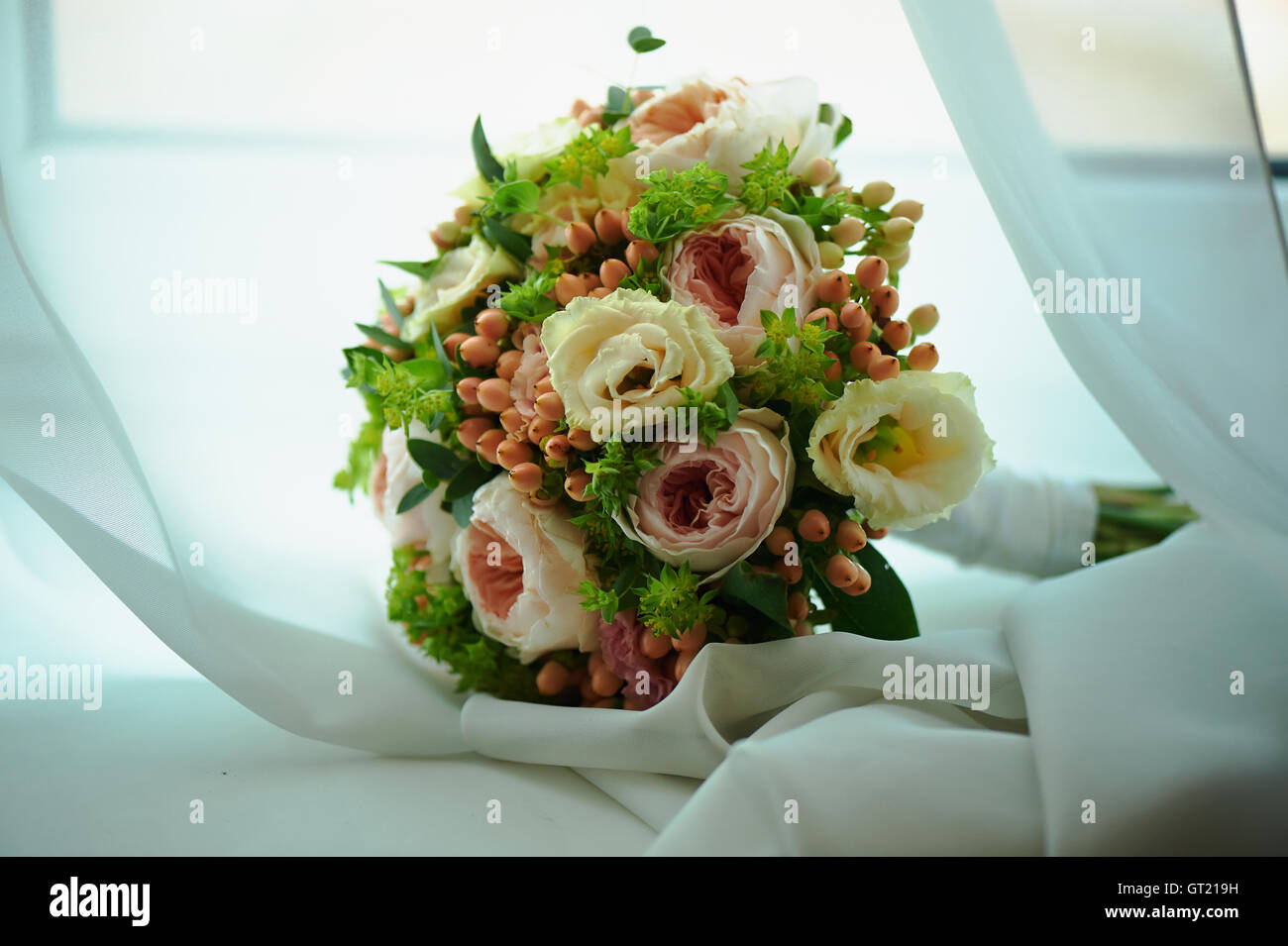 Bouquet de mariage est la forme classique, avec de la crème et de pivoine rose, baies roses renoncules sur morceau de chiffon Banque D'Images