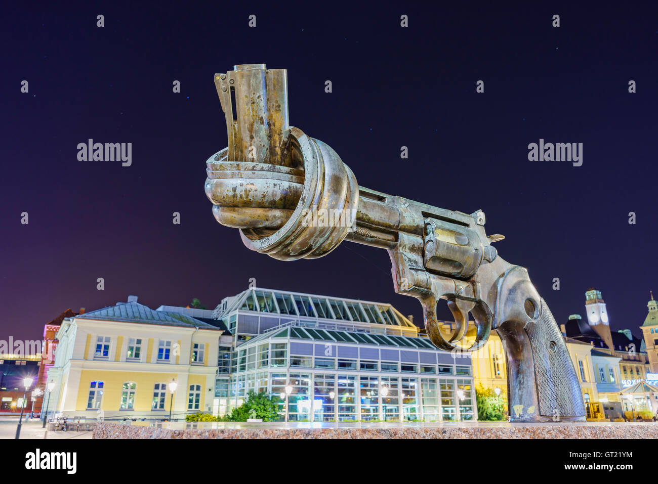 La célèbre statue de pistolet noué à Malmö, Suède nuit Banque D'Images