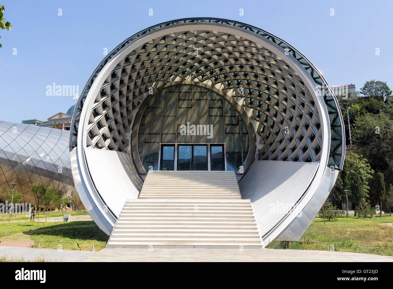 Tbilissi, Géorgie - 18 août 2016 : Théâtre de la musique et du théâtre, Hall d'exposition sont la Géorgie moderne, situé dans le parc Rike, G Banque D'Images