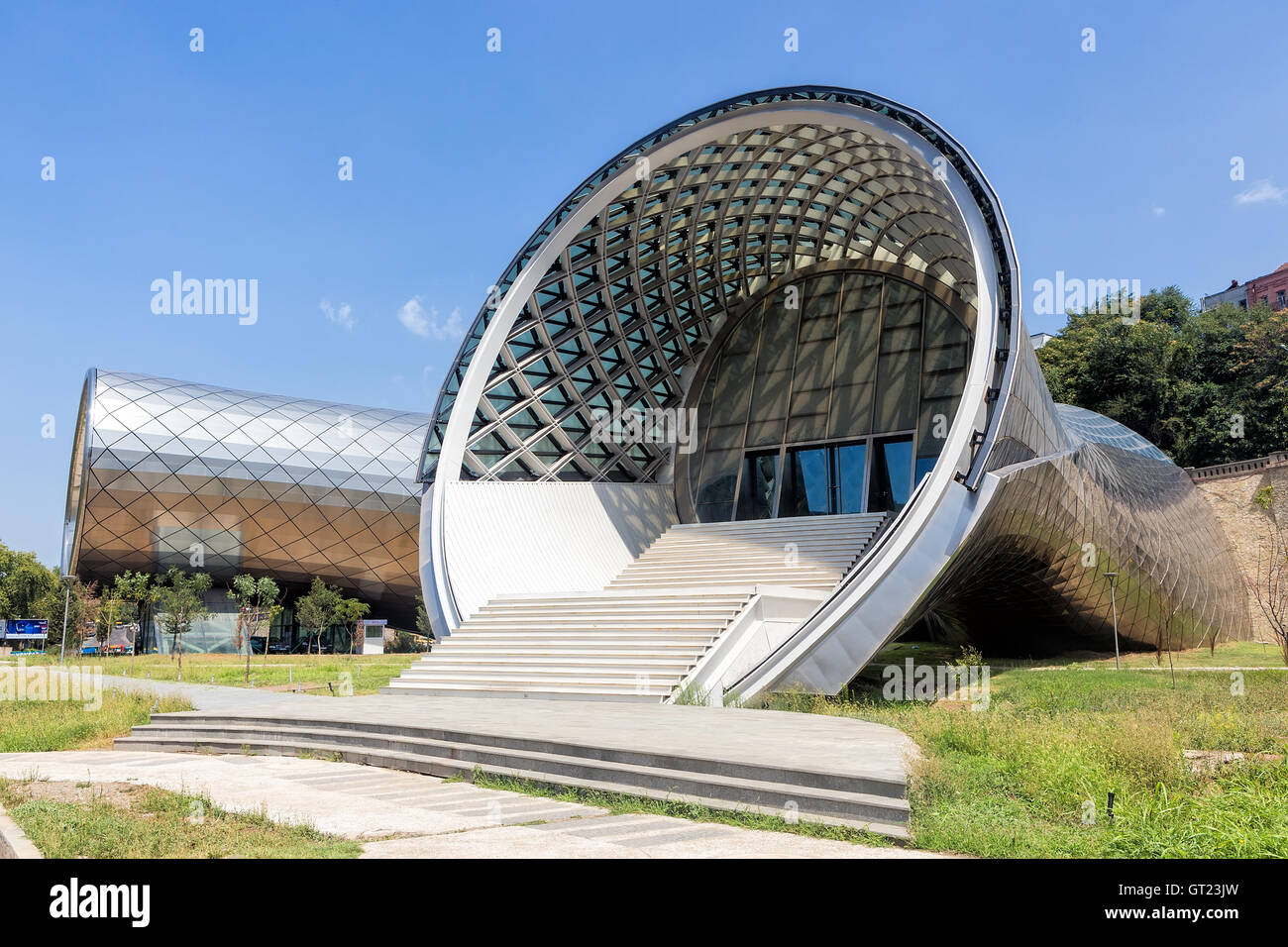 Tbilissi, Géorgie - 18 août 2016 : Théâtre de la musique et du théâtre, Hall d'exposition sont la Géorgie moderne, situé dans le parc Rike, G Banque D'Images