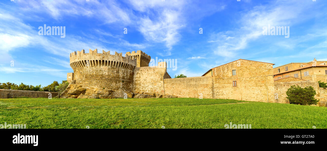 Populonia village médiéval monument, murs de la ville et la tour du fort vue panoramique. La toscane, italie. Banque D'Images