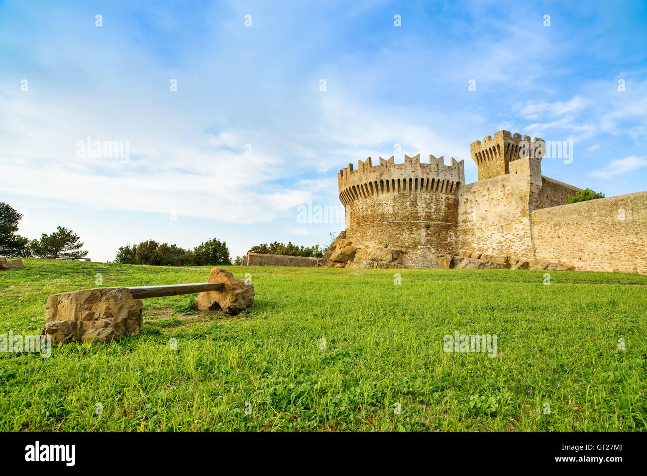 Populonia village médiéval monument, banc, murs de la ville et la tour du fort vue panoramique. La toscane, italie. Banque D'Images