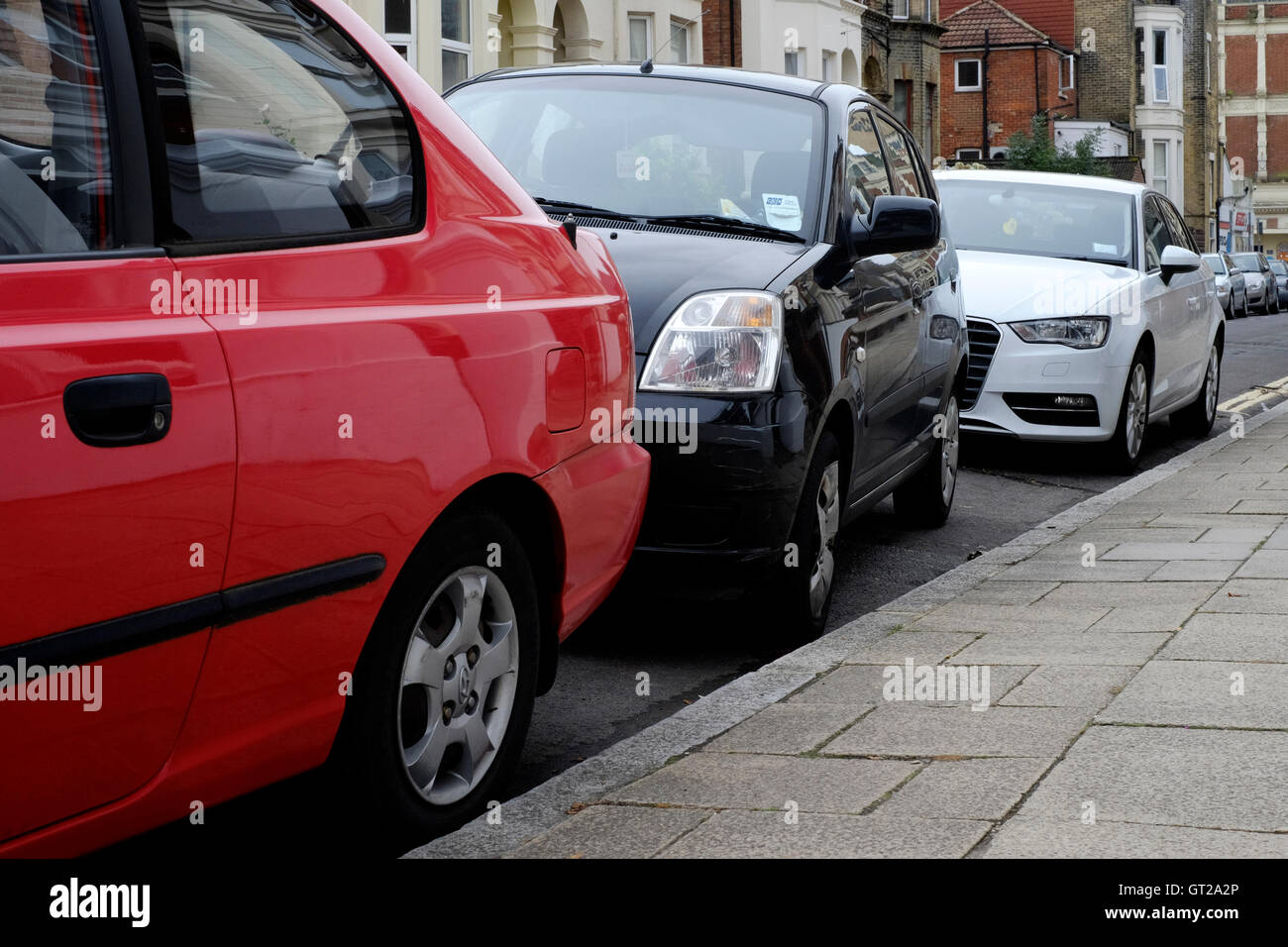 Mal voiture garée dans un quartier résidentiel de la rue urbaine england uk Banque D'Images