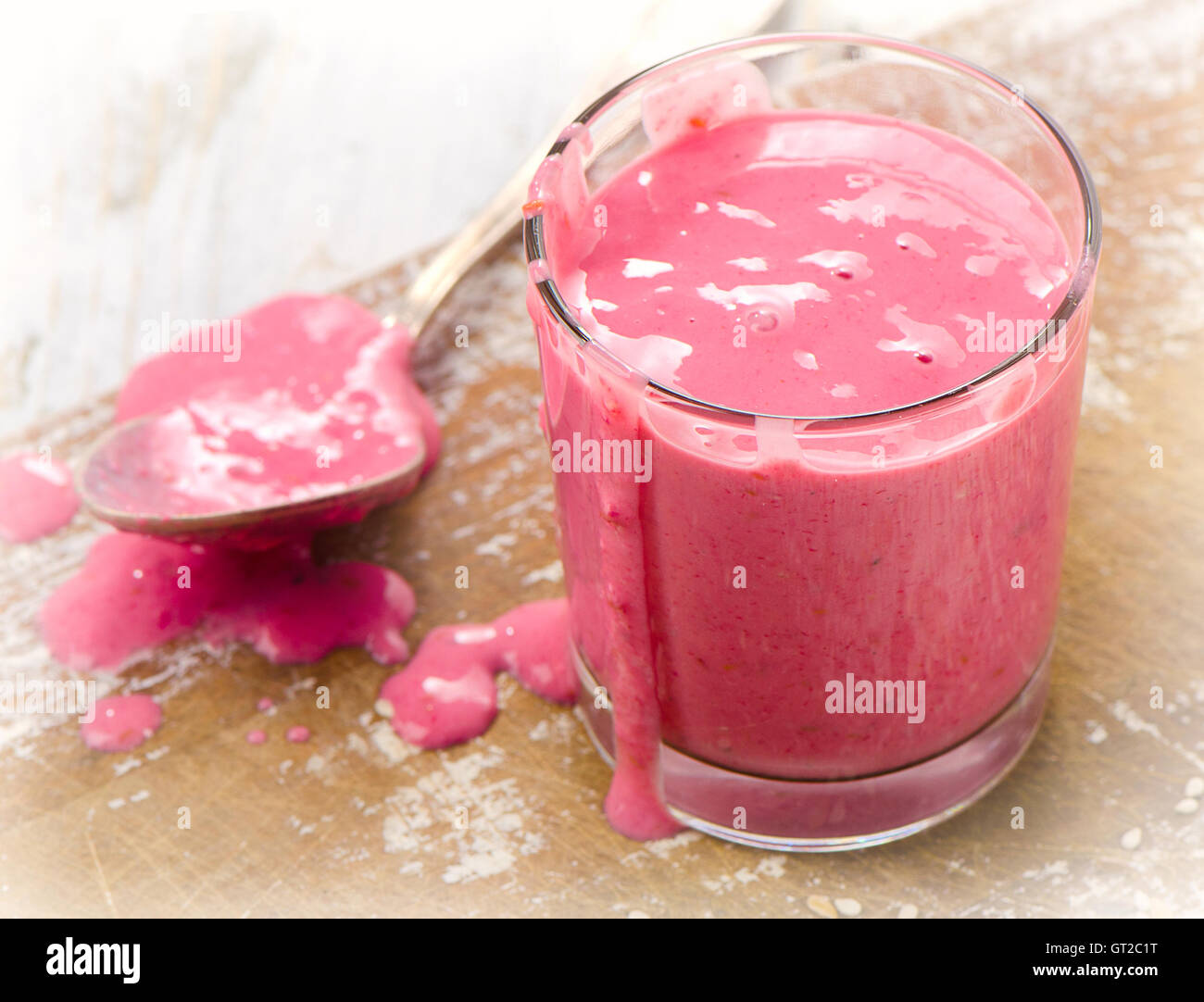 Smoothie aux framboises sur une table rustique. Selective focus Banque D'Images