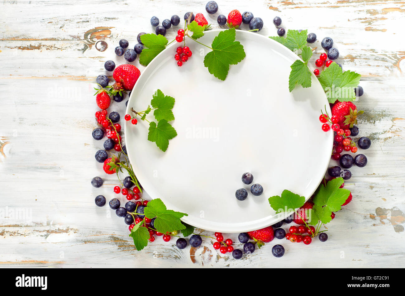Divers L'été frais Fruits rouges - bleuets, fraises et de groseille rouge. Vue d'en haut Banque D'Images