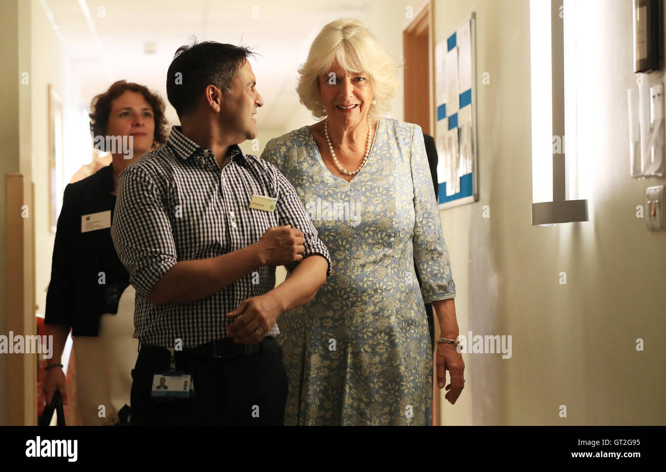 La duchesse de Cornouailles (droite), Patron de l'ordre de la podologie promenades avec le Dr Tariq Khan, lors de sa visite au Royal London Hospital pour la médecine intégrée dans le centre de Londres où elle a rencontré les podiatres et les patients. Banque D'Images