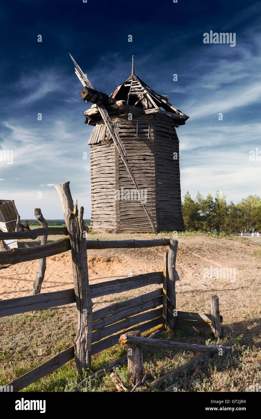 Ancien moulin à vent en bois détruit, Russie Banque D'Images