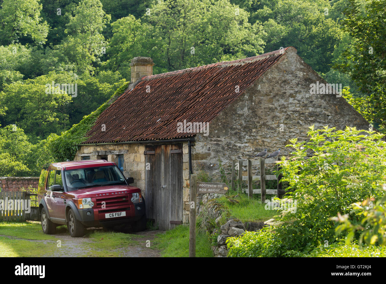 Soirée ensoleillée, vue d'un Land Rover Discovery stationné à l'extérieur d'un bâtiment rustique dans jolie village de Rievaulx, North Yorkshire, Angleterre. Banque D'Images